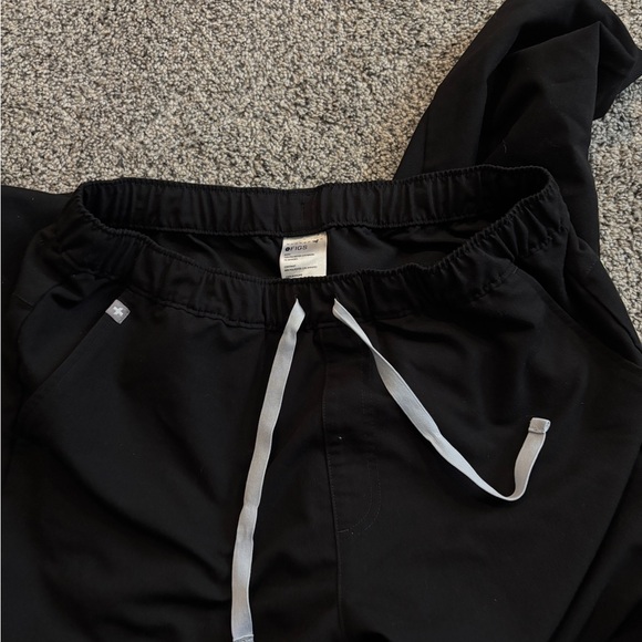 Figs Men Scrub Set - Picture 4 of 7